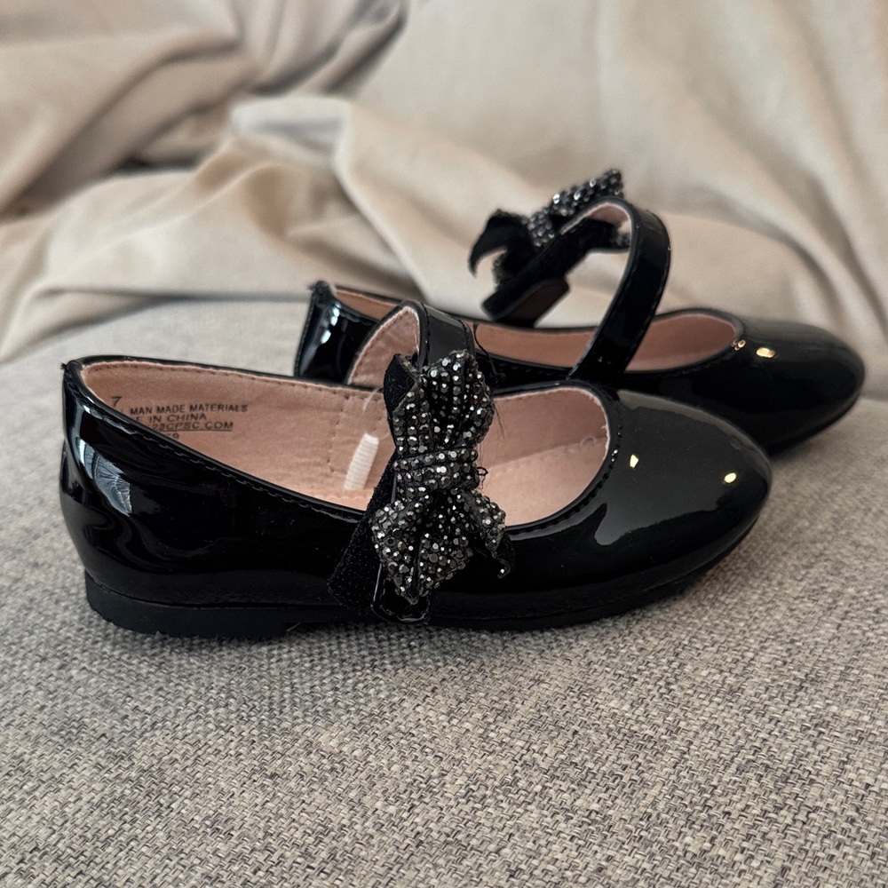 cupcakes & cashmere Shiny Black Kids Dress Shoes with Sparkly Bow never worn!